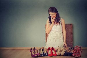 女款牛仔裤和帆布鞋