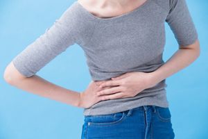 乳房突然有硬块特别疼是怎么回事