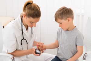 孩子打喷嚏眼红怎么办