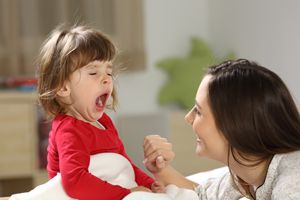 孩子总肯指甲怎么回事
