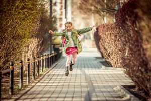 小孩子摔到头挂什么科