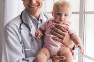 宝宝抬头手怎么放