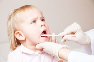 宝宝练抬头手放哪最好