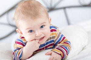宝宝吃两口饭就老喊肚子疼怎么办
