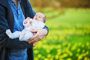 新生婴儿吃母乳打嗝是怎么回事