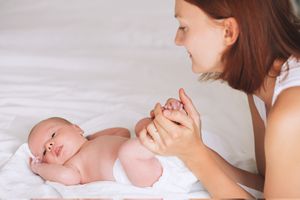 婴幼儿抵足爬行的步骤
