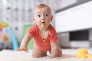 一个月宝宝发烧和吃母乳有关系吗
