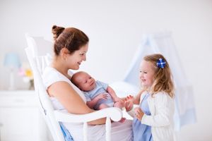 母乳不够吃怎么加奶粉