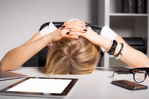 眼睛干涩模糊是什么原因