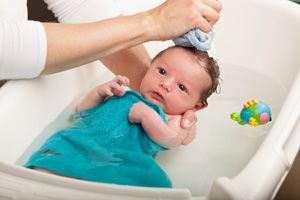 婴儿吐母乳一块一块的是怎么回事